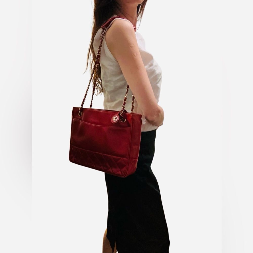 CHANEL Red Shoulder Bag with Timeless Elegance - Picture 16 of 16